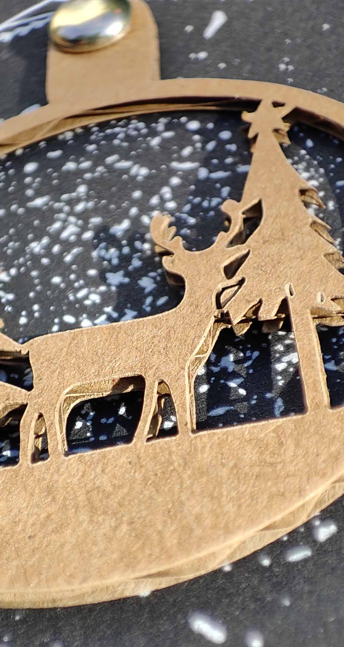 Macro Detailansicht des Anhänger aus naturbrauner Wellpappe an der Weihnachtskarte