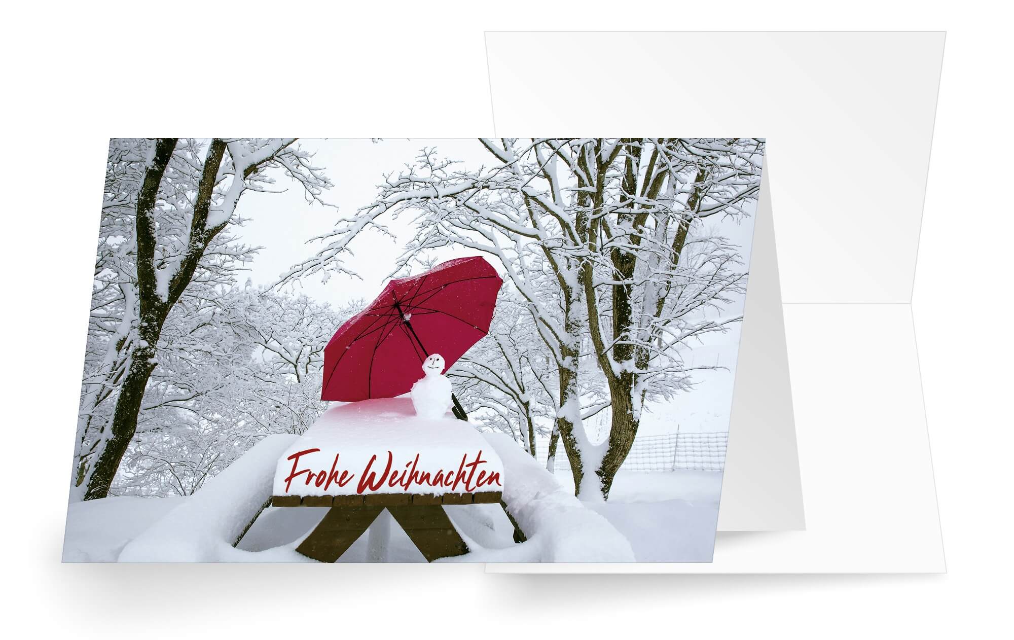 Lustige Weihnachtskarte mit Winterlandschaft und kleinem Schneemann mit Regenschirm