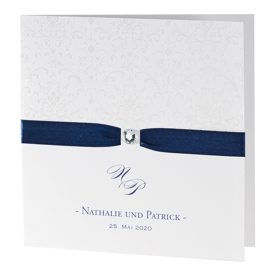 Hochzeitskarte mit perlmuttfarbenem Ornament und blauem Band