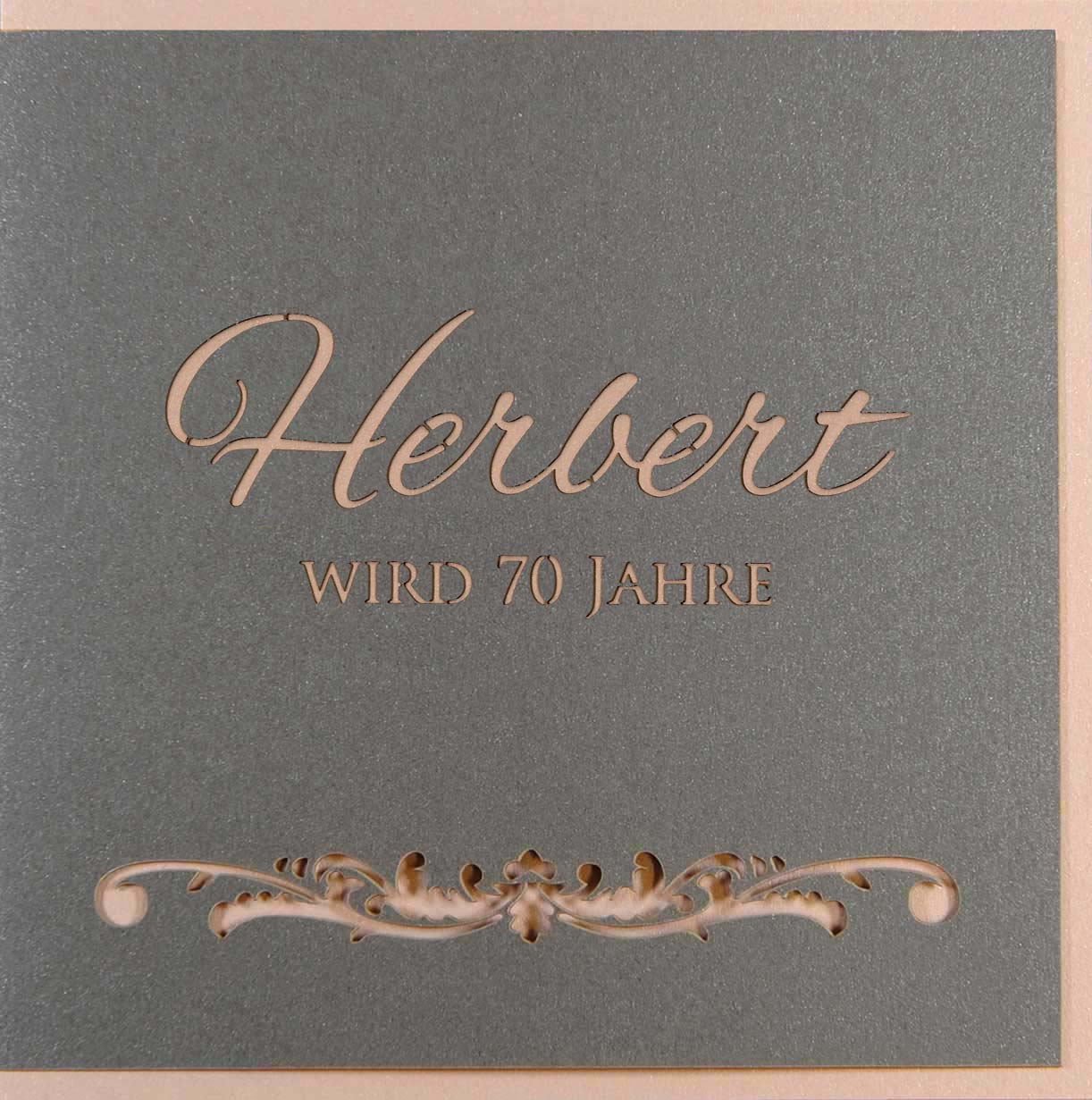 Personalisierte Einladungskarte zum 70. Geburtstag mit gelaserter Schrift auf der Vorderseite Personalisierte Einladungskarte zum 70. Geburtstag mit gelaserter Schrift auf der Vorderseite