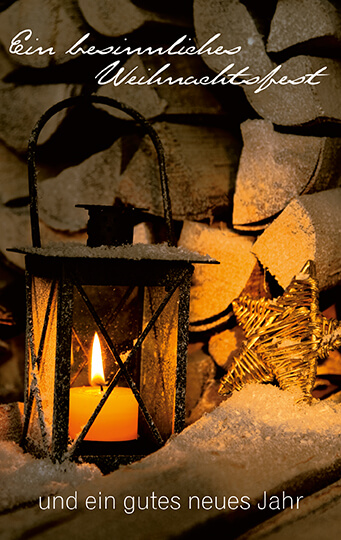 Rustikale Weihnachtskarte mit brennender Kerze in Laterne und Stern vor Holzscheiten