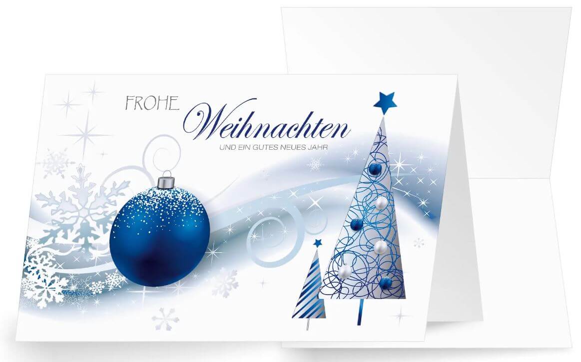 Winter-weihnachtliche Grußkarte in blau und wieß mit Weihnachtskugel und Bäumen