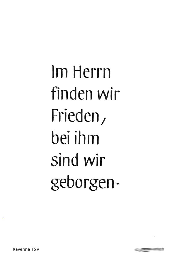 Rückseite des Trauer Erinnerungskärtchen mit Spruch "Im Herrn finden wir Frieden, bei ihm sind wir geborgen.