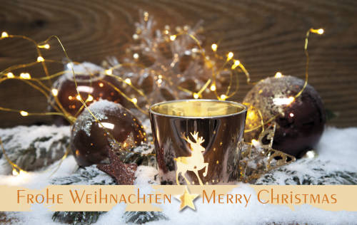 Klassischer Weihnachtsgruß mit Kugeln, Windlicht und deutsch-englischem Gruß