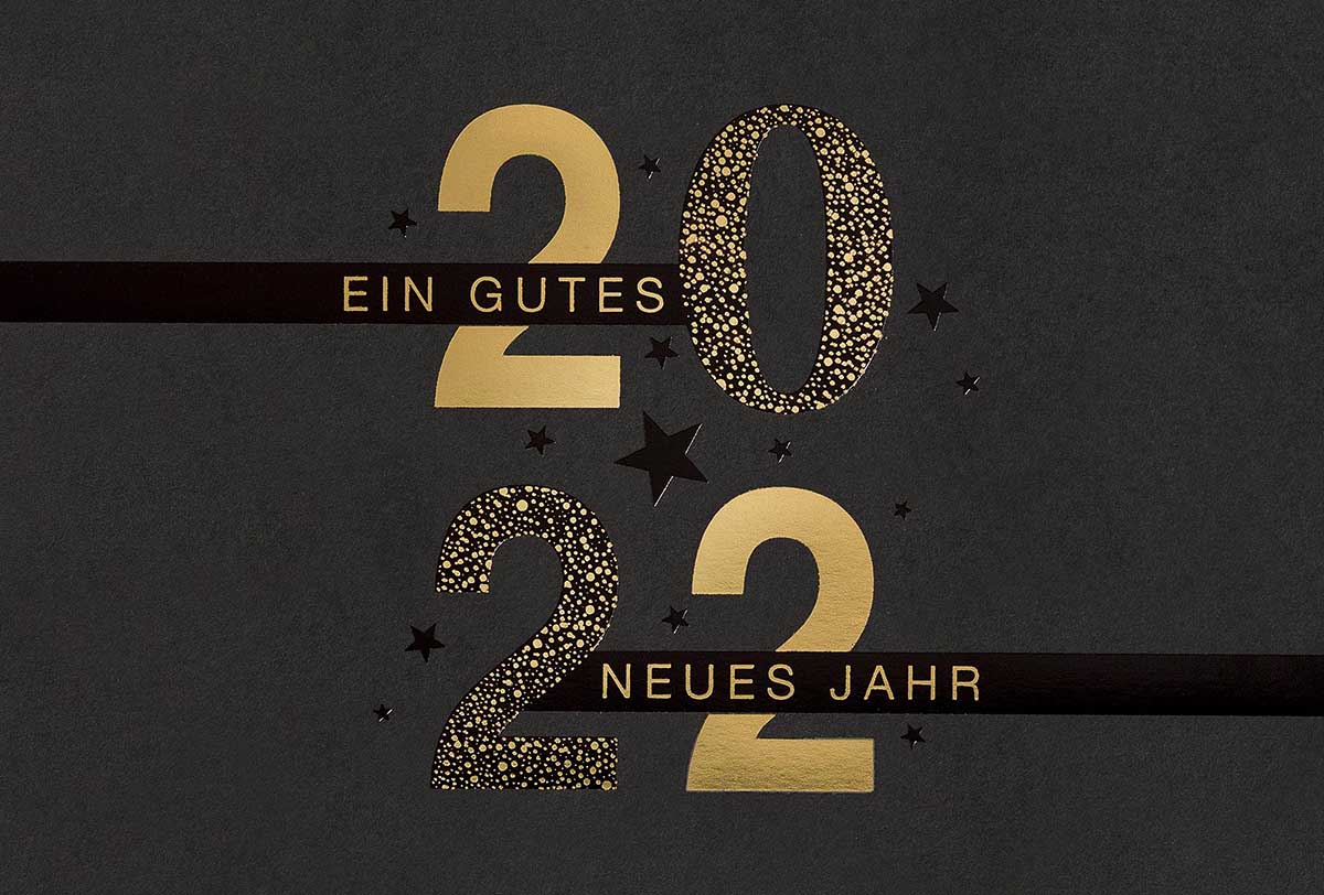 Moderne Neujahrskarte in schwarz mit Jahreszahl 2022 und Neujahrsgruß in Goldprägung