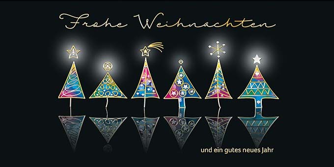 Moderne Weihnachtskarte DIN lang Format in schwarz mit bunten Weihnachtsbäumen und Gruß