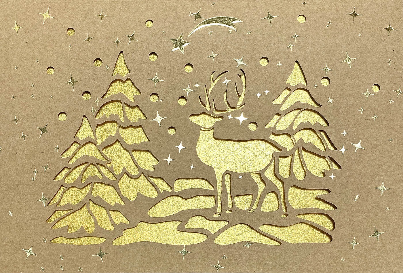 Naturbraune Weihnachtskarte mit goldenem Einlegeblatt als Laserkarte mit Goldfolienprägung