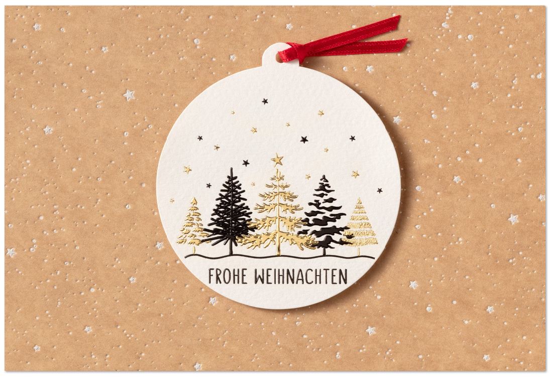 Naturbraune Weihnachtskarte mit Folienprägung, rundem Anhänger und rotem Bändchen