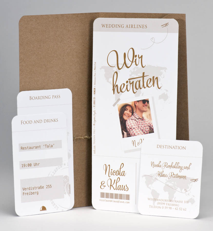 Braune Hochzeitskarte aus Naturkarton mit cremefarbenen Einlegekarten und Flugticket innen