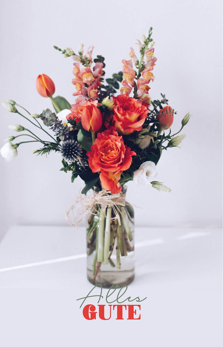 Bunte Glückwunschkarte mit Blumen in einer Glasvase und dem Gruß "Alles Gute"