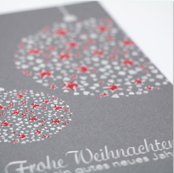 Detailansicht Weihnachtskugel und Weihnachtsgruß in edler Folienprägung