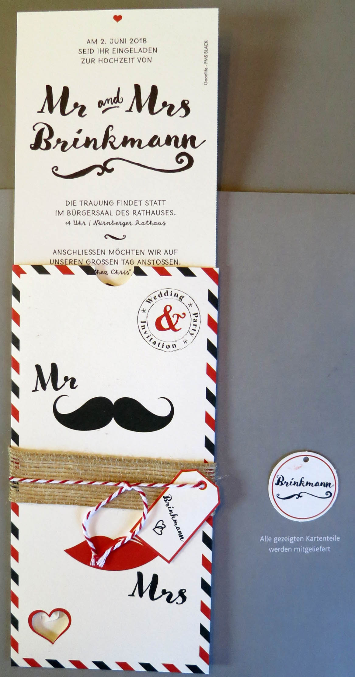 Halboffene Ansicht der Hochzeitskarte "Mr - Mrs" mit Moustache und Kussmund