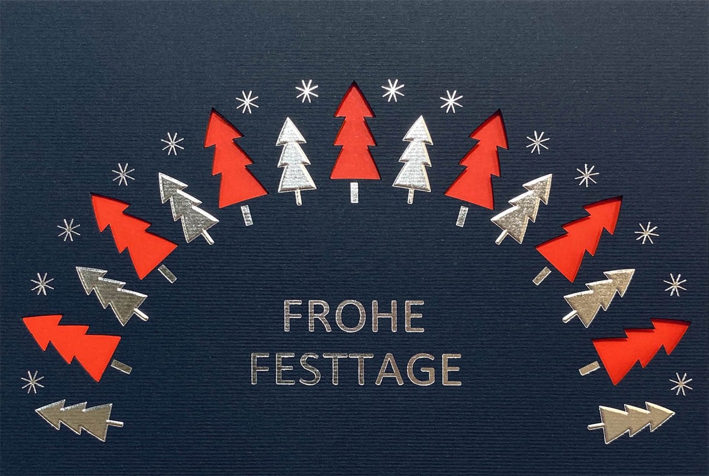 Dunkelblaue Weihnachtskarte mit Silberfolienprägung und Formstanzung, Einleger rot