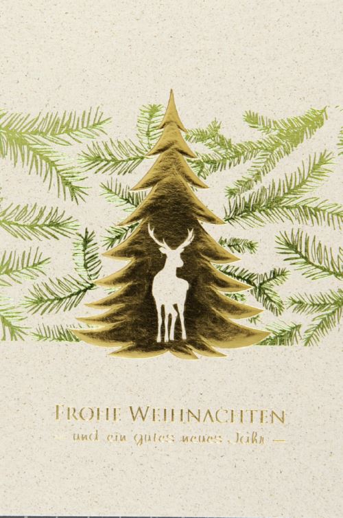 Traditionelle Weihnachtskarte in braun mit Weihnachtsbaum, Zweigen und prächtigem Hirsch