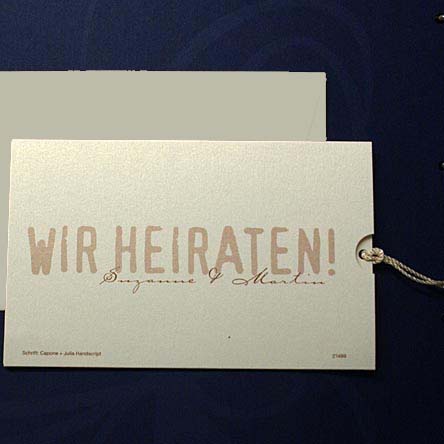 Schiebekarte blanko cremegold, mit Beispieldruck "wir heiraten" in rot als Hochzeitskarte