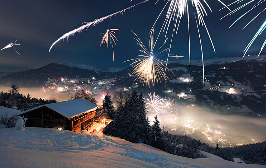 Winterliche Weihnachtskarte mit Feuerwerk mit Blick auf ein Tal zugunsten der Deutschen Kinderkrebsstiftung