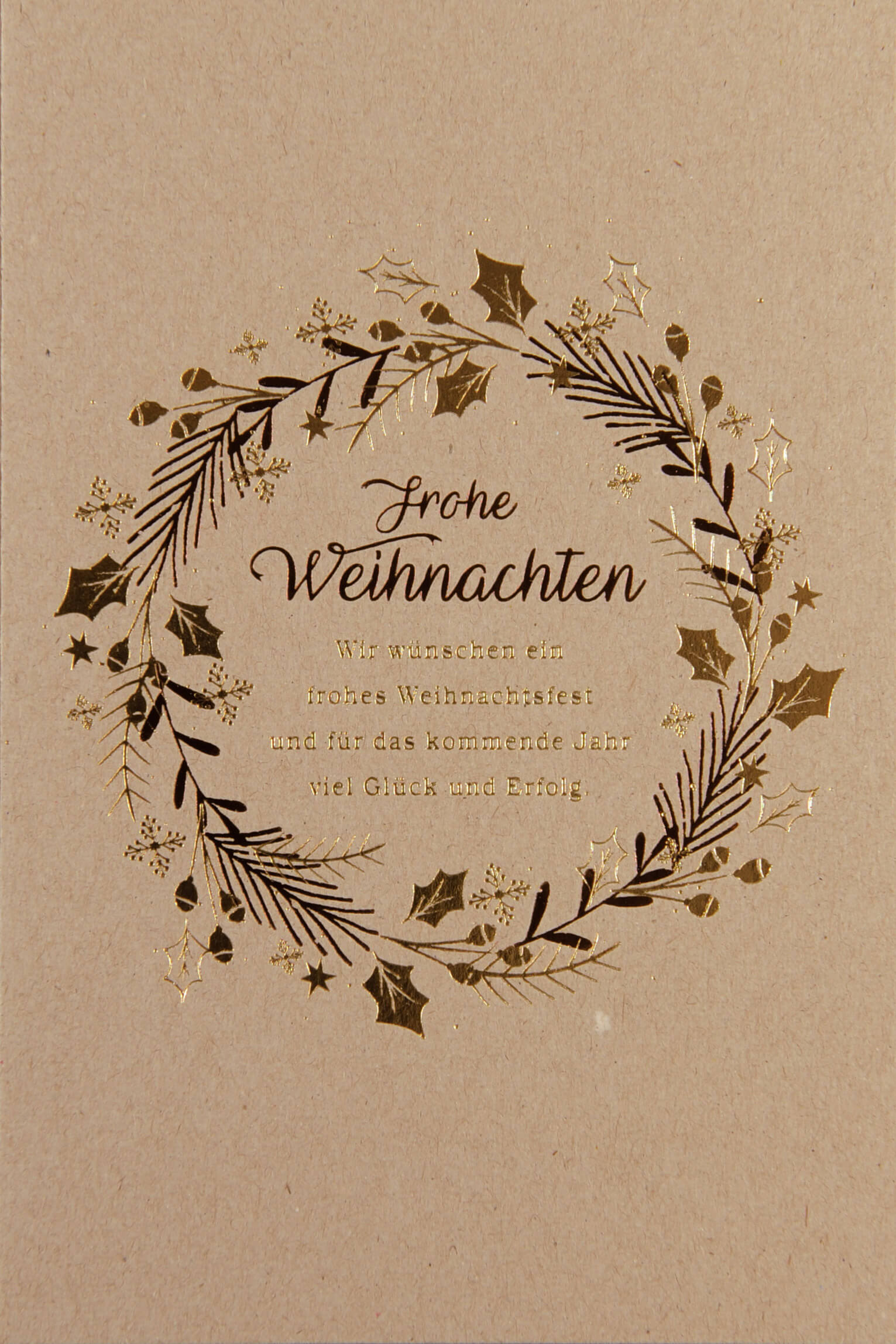 Naturbraune Weihnachtskarte mit brauner und goldener Folienprägung eines Weihnachtskranzes