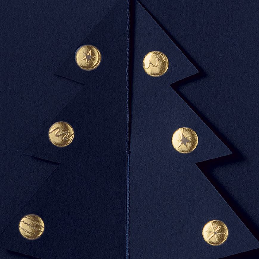 Detailansicht Weihnachtsbaum mit Formstanzung und goldenen Punkten in Folienprägung