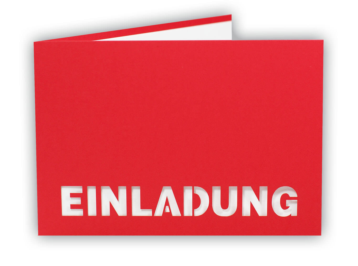 Rote Einladungskarte mit ausgestanztem Schriftzug "EINLADUNG" und weißem Einlegeblatt