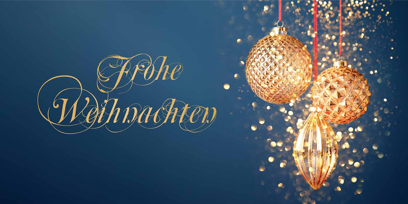 Blaue Weihnachtskarte im DIN lang Format mit goldenen Christbaumkugeln und Gruß