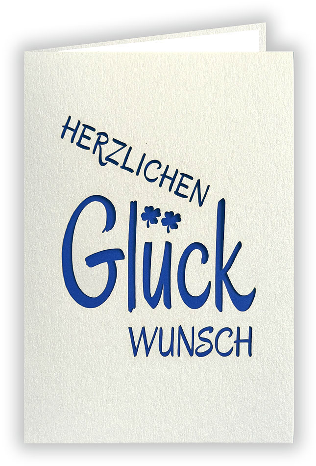 Weiße Glückwunschkarte aus Metallickarton, im Hochformat, mit Ausstanzung "Herzlichen Glückwunsch" und blau/weißem Einlegeblatt 