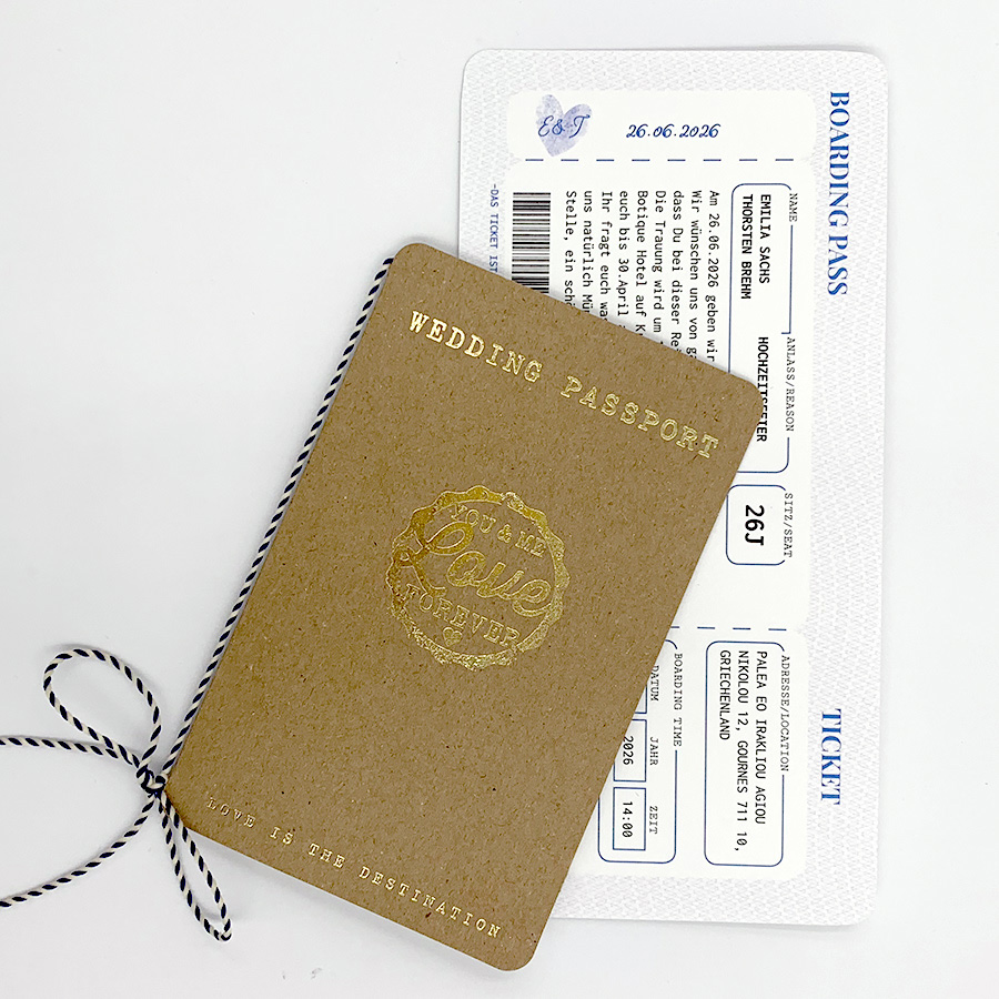 Wedding Passport aus braunem Kraftkarton mit edler Goldfolienprägung und schwarz-weiß Kordel