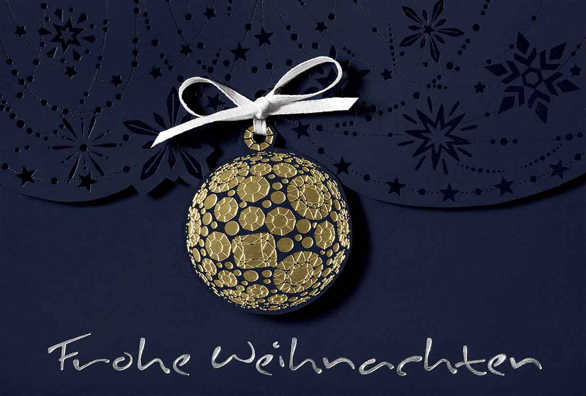 Edle Weihnachtskarte in blau mit runder Christbaumkugel als Anhänger und weißer Schleife