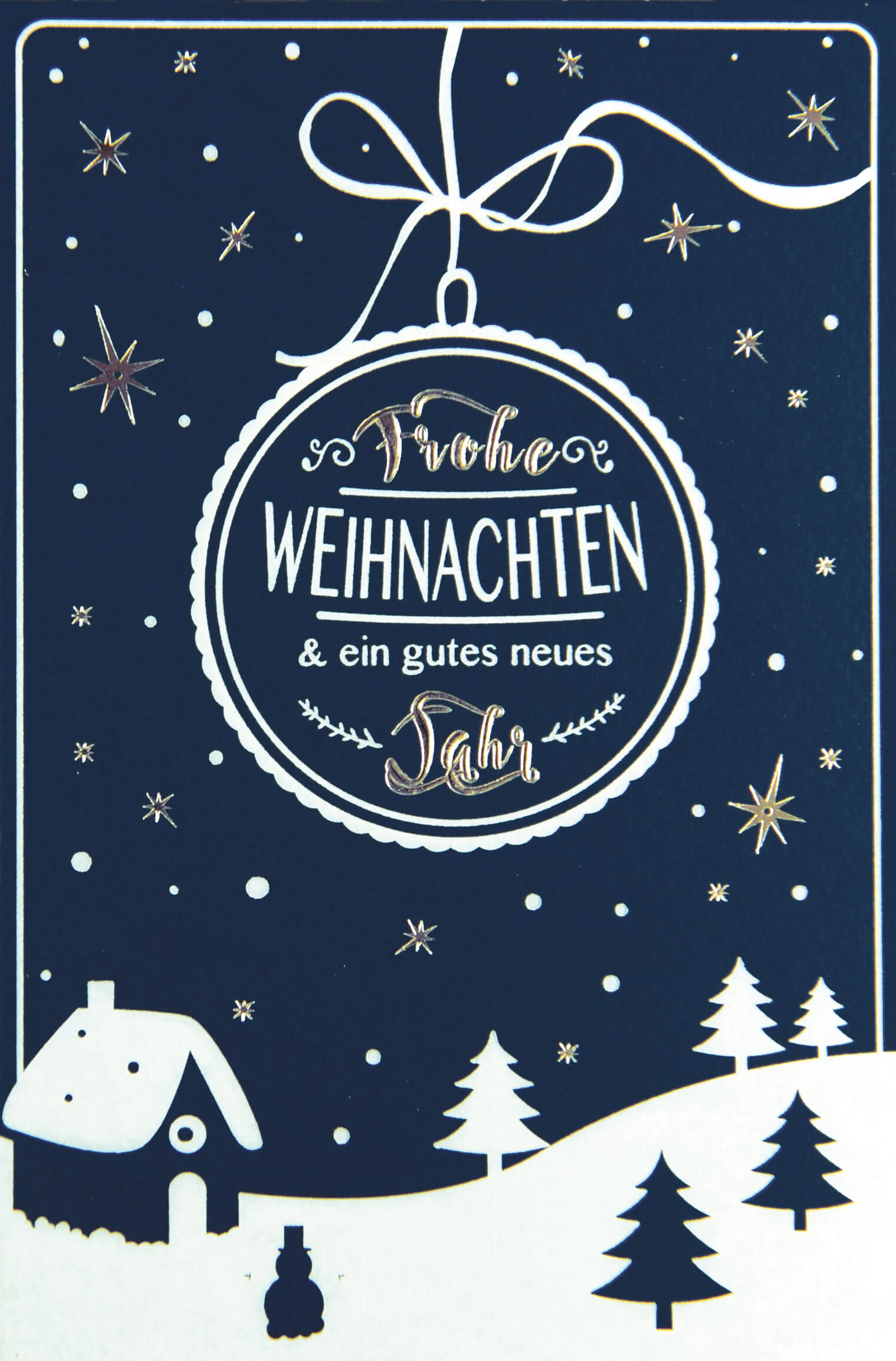 Dunkelblaue Weihnachtskarte mit weißem und silbernen Foliendruck von Winterlandschaft