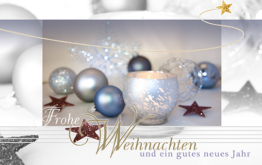 Weihnachtskarte in kühlen Blau- und Grautönen mit Weihnachtskugeln, Sternen und Gruß