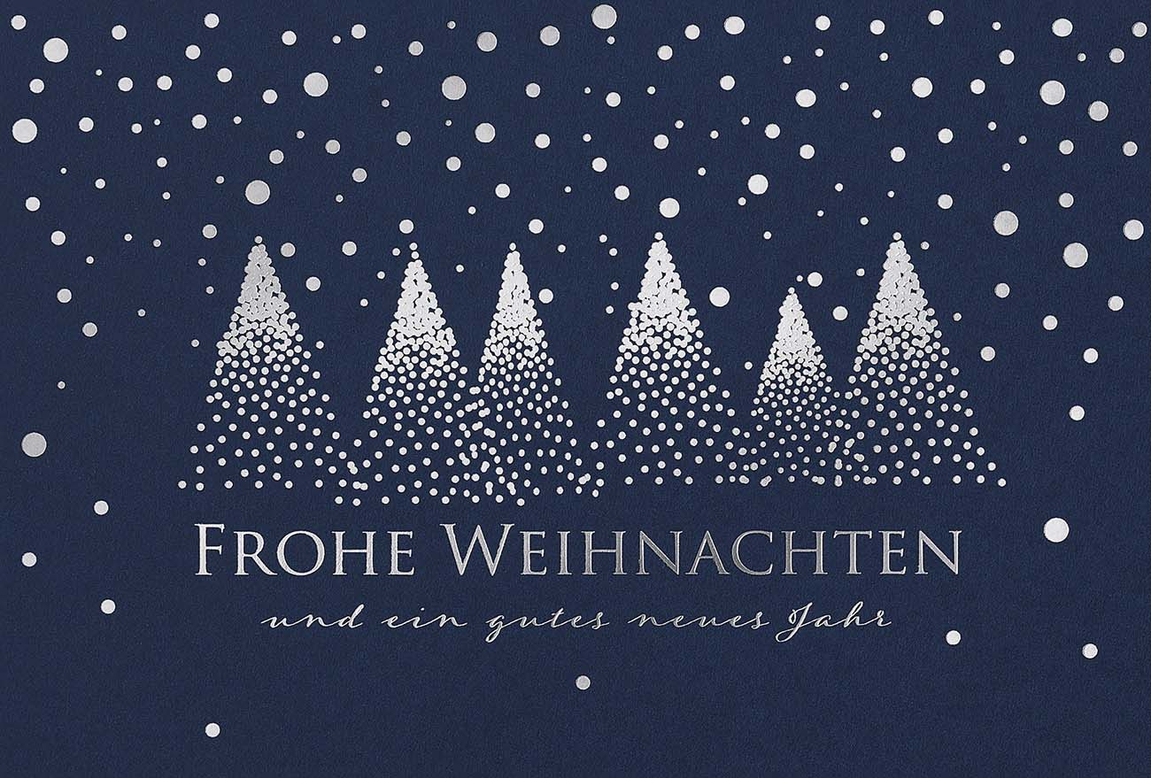 Dunkelblaue Weihnachtskarte mit Bäumereigen, Schneeflocken und Weihnachtsgruß