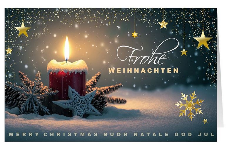 Besinnliche Weihnachtskarte mit brennender Kerze im Schnee und "Frohe Weihnachten"