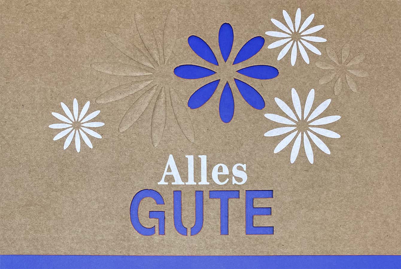 Naturbraune Glückwunschkarte mit Blüten und  "Alles Gute" sowie blauem Einlegeblatt