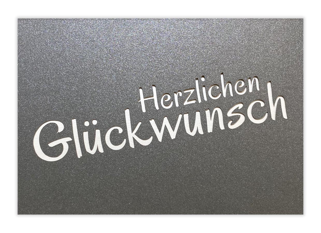 Anthrazitgraue Glückwunschkarte mit Ausstanzung "Herzlichen Glückwunsch" und Einlegeblatt 