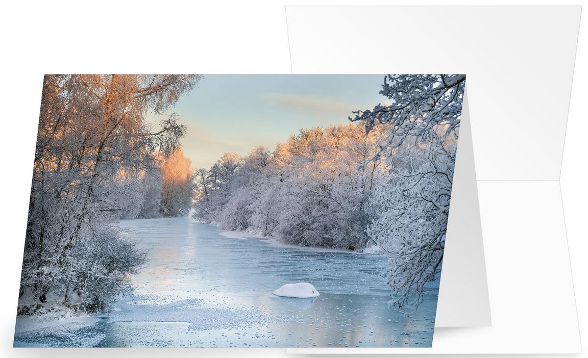 Winterliche Weihnachtskarte mit stimmungsvoller Naturlandschaft eines Flusses zwischen Bäumen