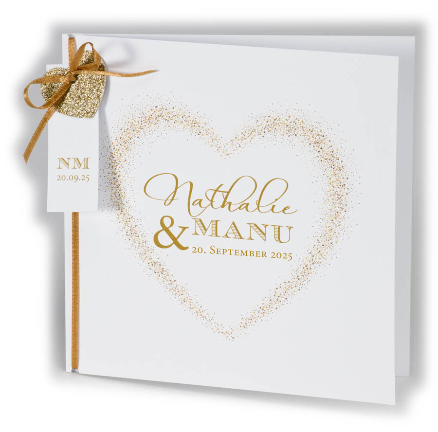 Einladungskarte zur Hochzeit in weiss mit goldenem Glitzerherz als Anhänger und Satinband