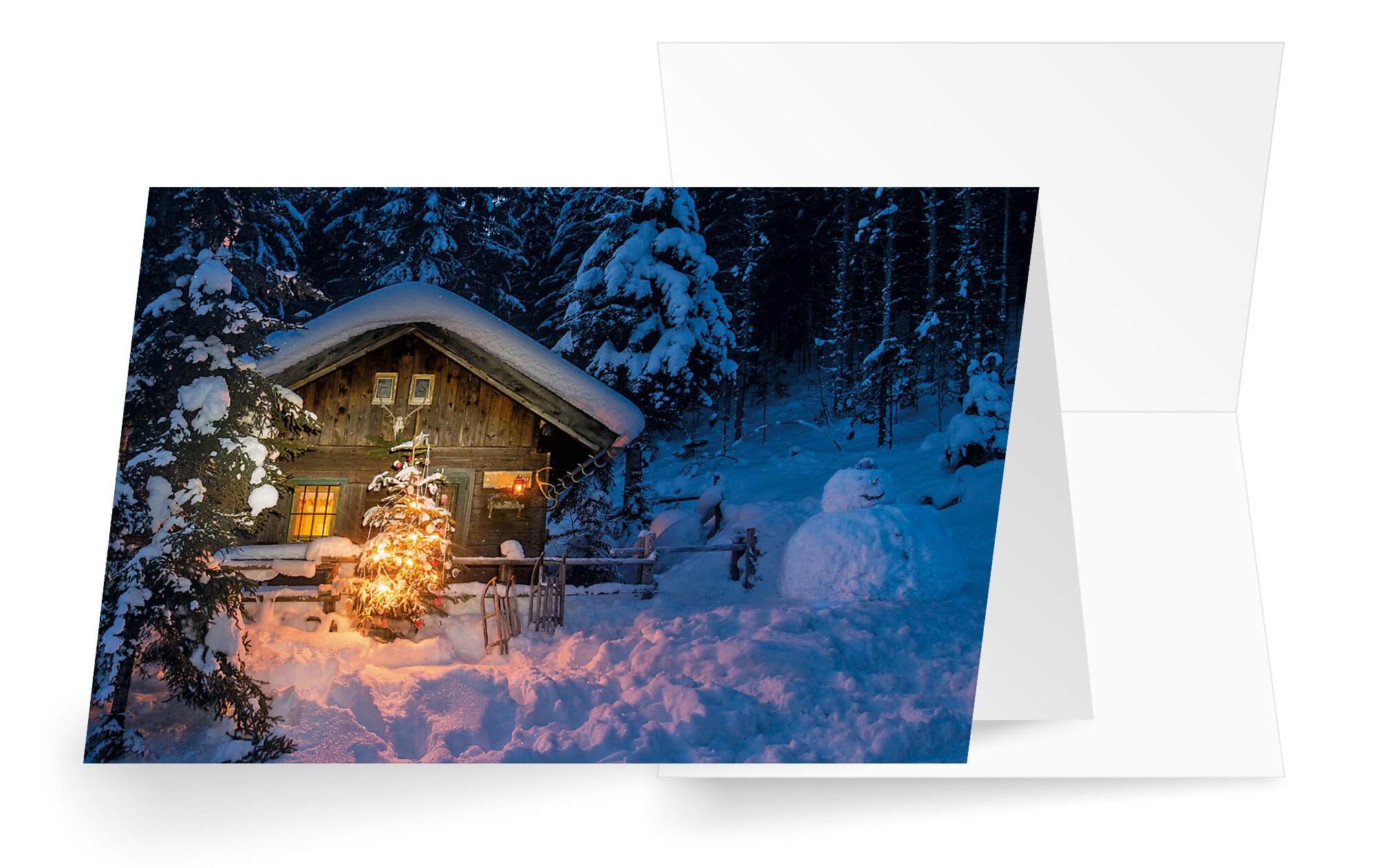 Winterliche Weihnachtskarte "Hüttenzauber" mit verschneiter Berghütte im Wald