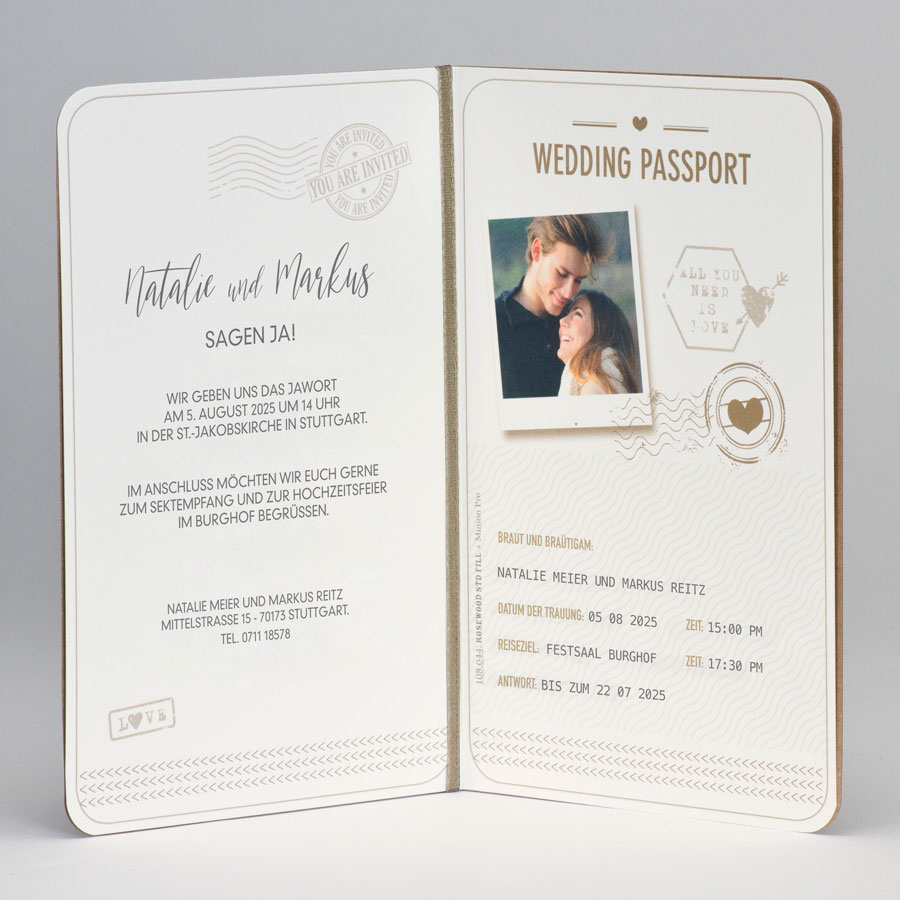 Beispieldruck für die Innenseite der Wedding-Passport Reisepass Einladungskarte mit eigenem Foto und Liebes-Stempelsymbolen