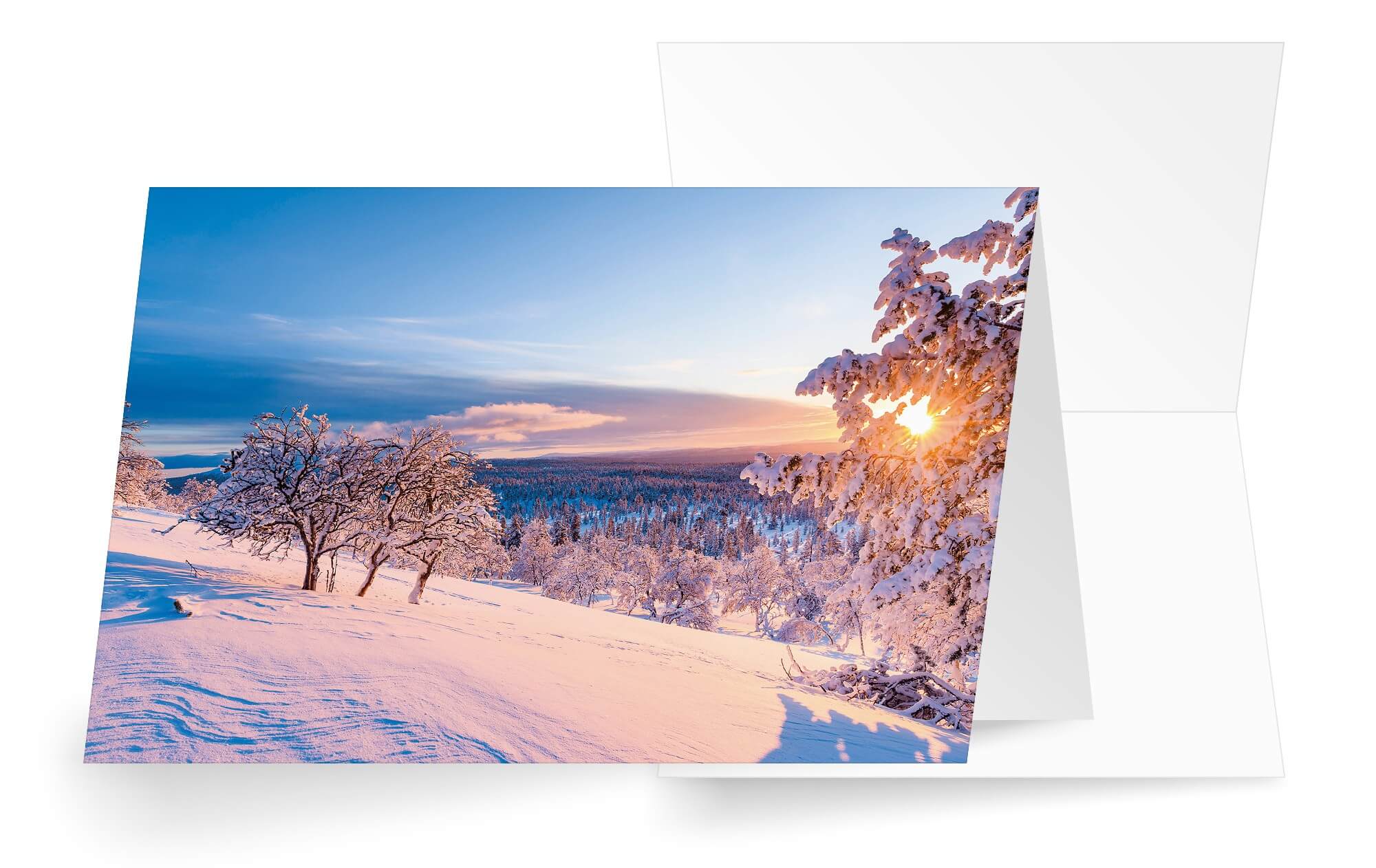 Winterliche Weihnachtskarte ohne Gruß mit verschneiter Landschaft in der Abenddämmerung