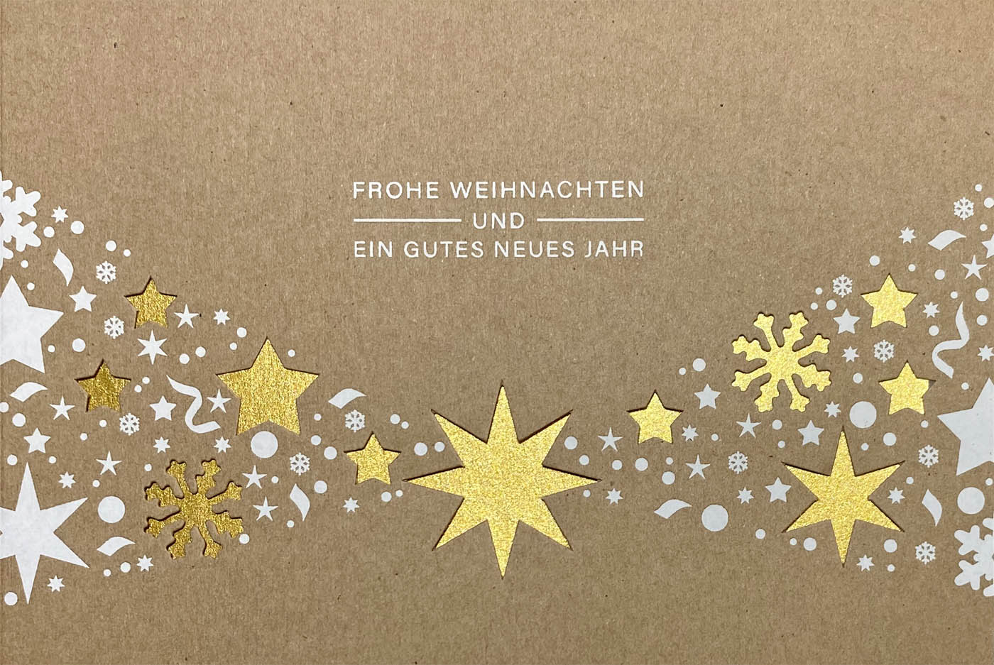 Weihnachtskarte aus braunem Kraftkarton mit goldenem Einlegeblatt und Formstanzung Sterne