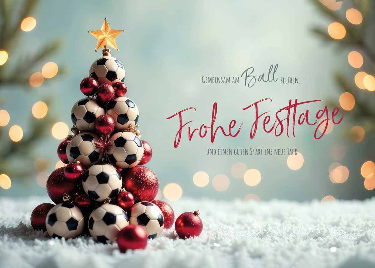 Originelle Weihnachtskarte "Gemeinsam am Ball bleiben" mit Weihnachtsbaum aus Fußbällen und Kugeln