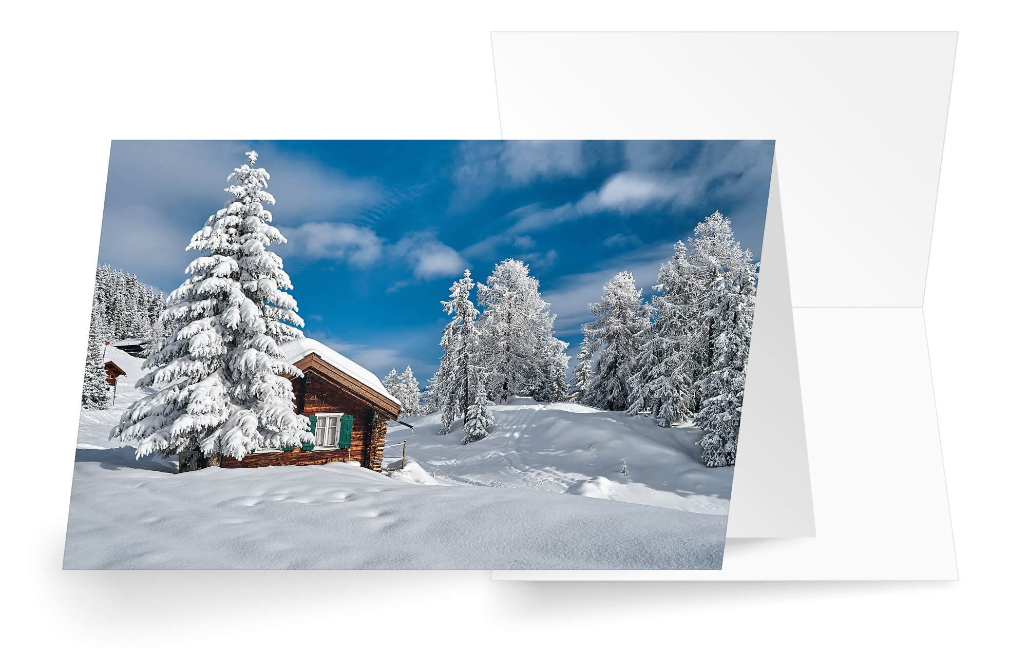 Winterliche Weihnachtskarte mit verschneiter Berghütte und Tannenbäumen, ohne Gruß