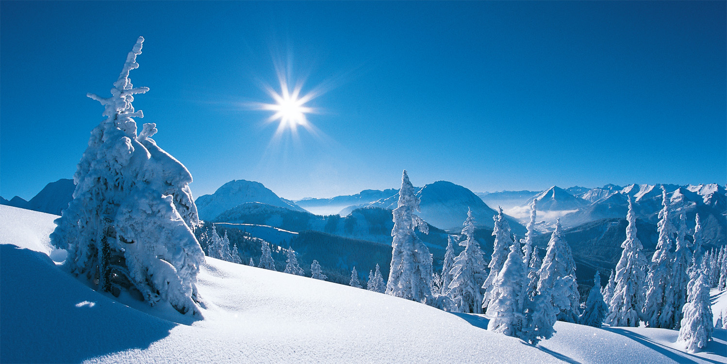 Winterliche Panoramakarte mit verschneiter Berglandschaft bei strahlendem blauen Himmel