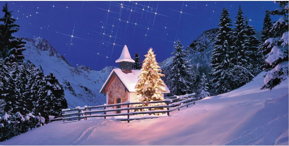 Winterliche Grußkarte mit Bergkapelle, beleuchtetem Tannenbaum und sternenklare Nacht