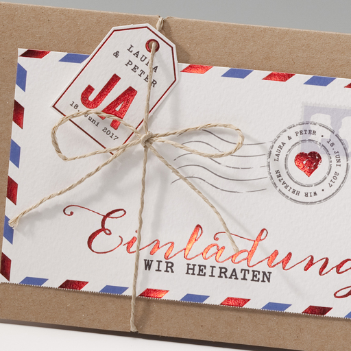 Detailansicht von Anhängekärtchen und Stempel von origineller Hochzeitskarte