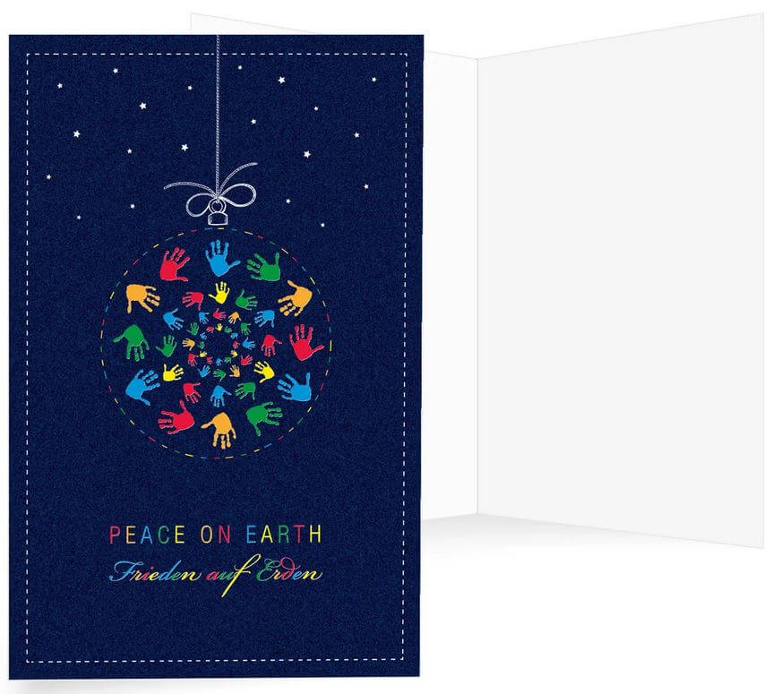 Blaue Weihnachtskarte mit bunten Händen in Kugel und "Peace on Earth - Frieden auf Erden"