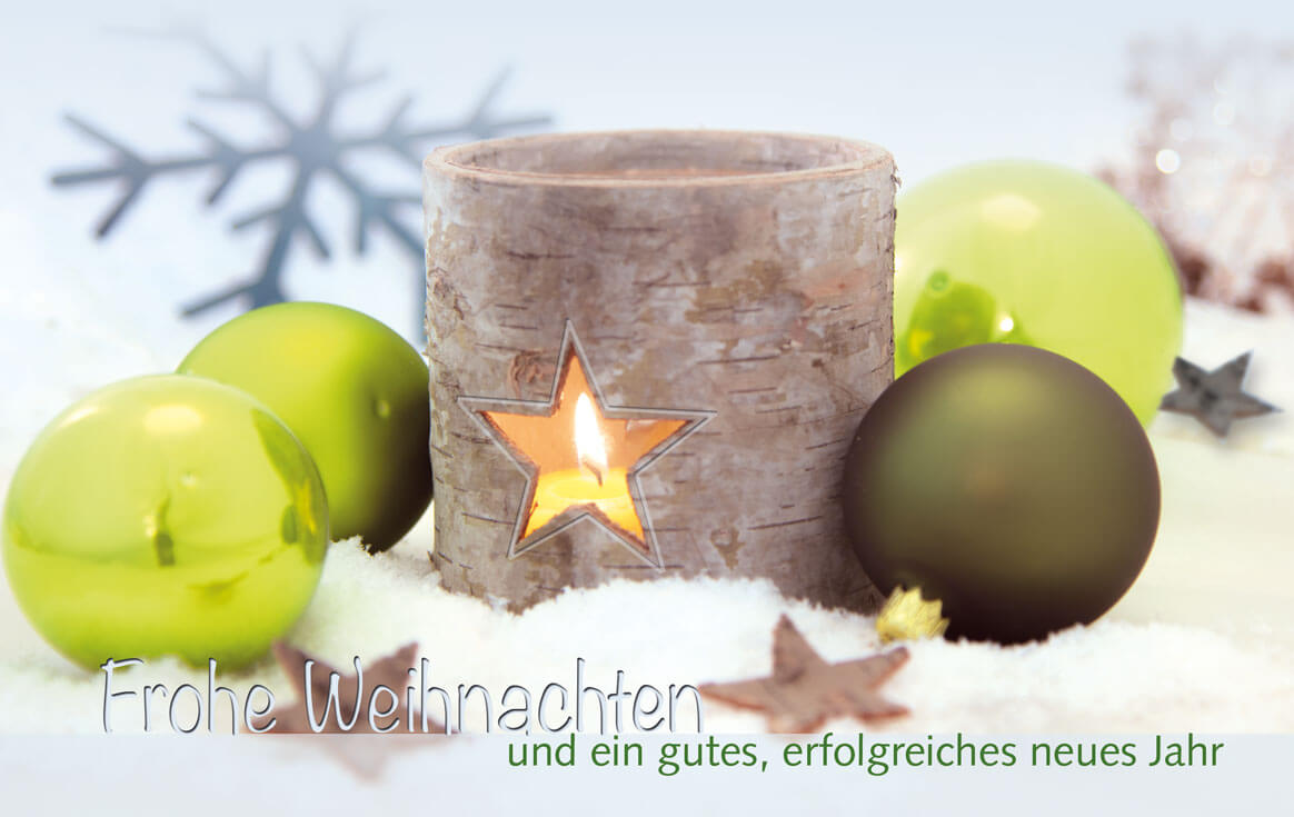 Klassische Weihnachtskarte mit grünen Christbaumkugeln, Kerzenwindlicht und Schnee