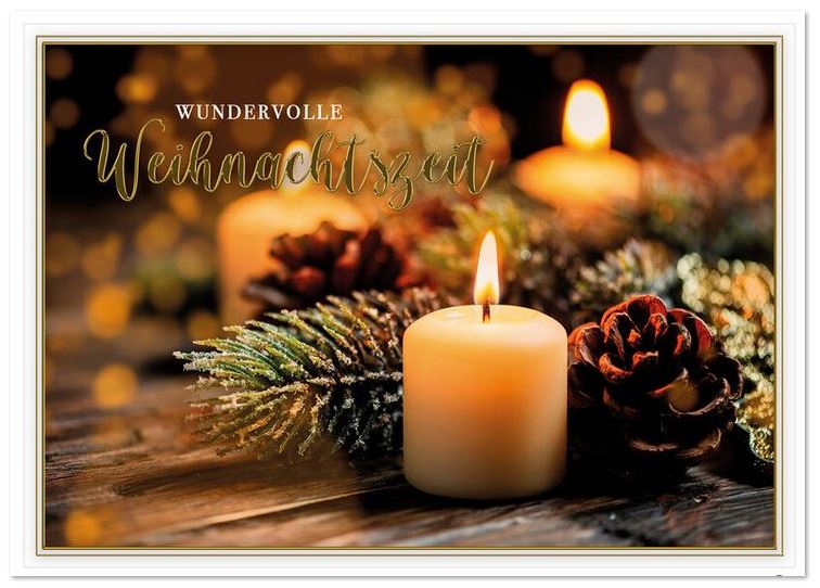 Klassische Weihnachtskarte mit "Wundervolle Weihnchtszeit" und brennenden Kerzen mit Zweigen