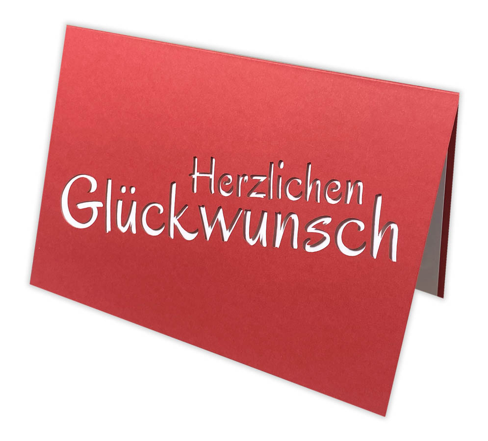 Glückwunschkarte aus rotem Design-Karton mit Ausstanzung "Herzlichen Glückwunsch" und weißem Einlegeblatt