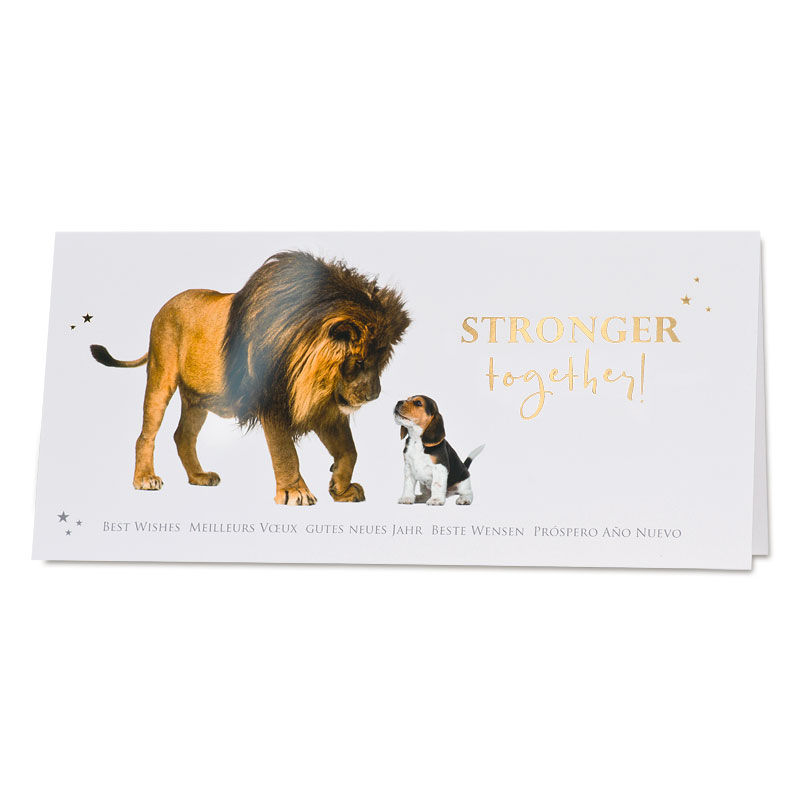 Lustige Neujahrskarte unter dem Motto "Stronger together" mit Löwe und Beagle-Welpen