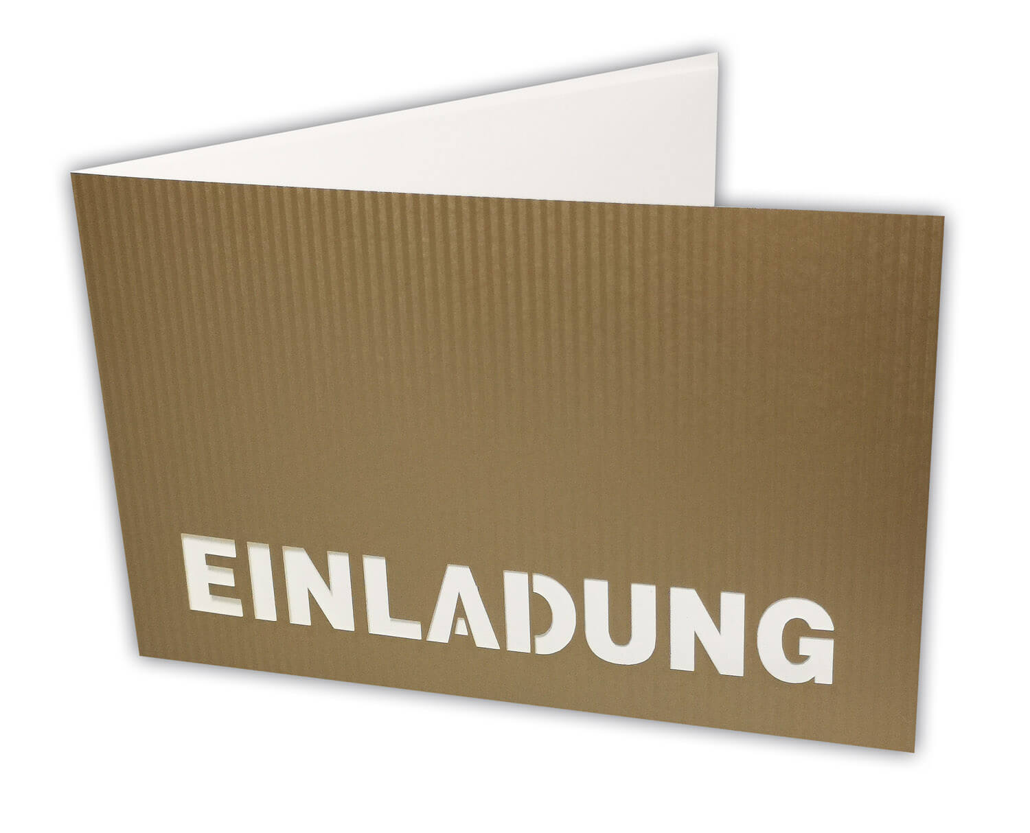 Goldene Einladungskarte mit ausgestanztem Schriftzug "EINLADUNG" und cremefarbenem Einlegeblatt - Aufgestellte Ansicht